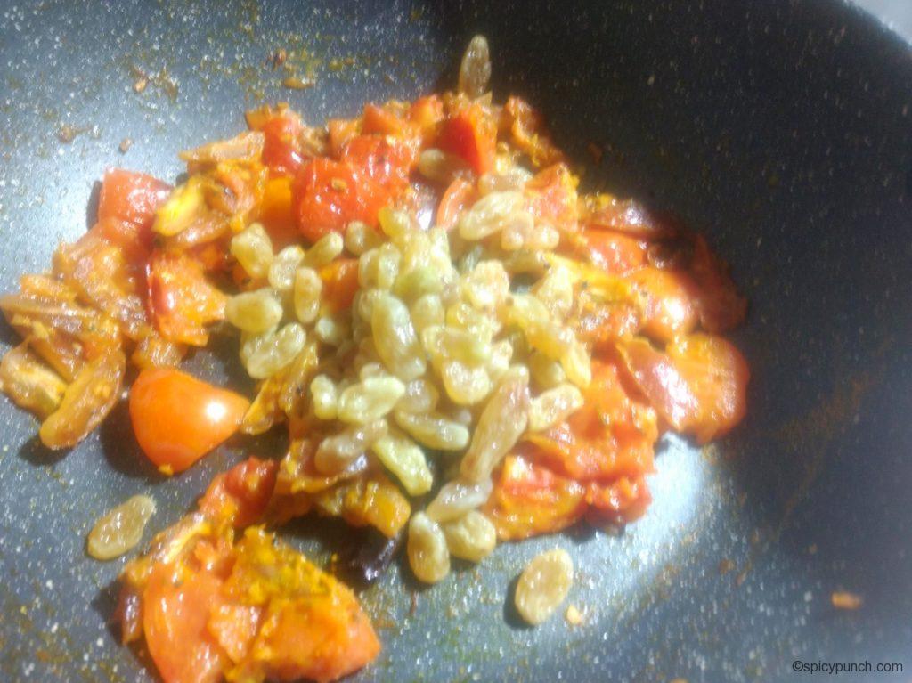 add the soaked kismis to this tomato khejur chutney