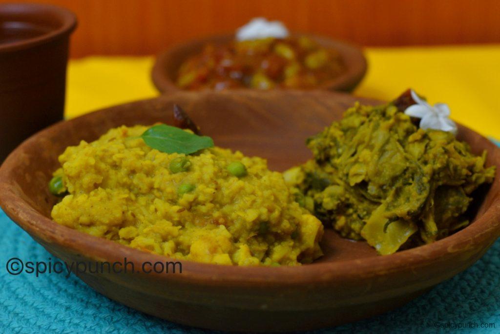 bhoger khichuri(niramish khichuri bhog) is served with pujor bhoger labra and chutney