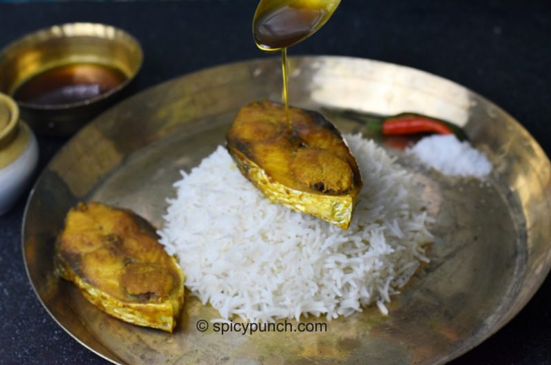 How to make Ilish maachh bhaja with Ilish maachher tel - recipe with photos